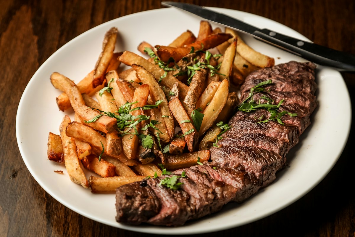 Bavette tranchée et frites maison au persil