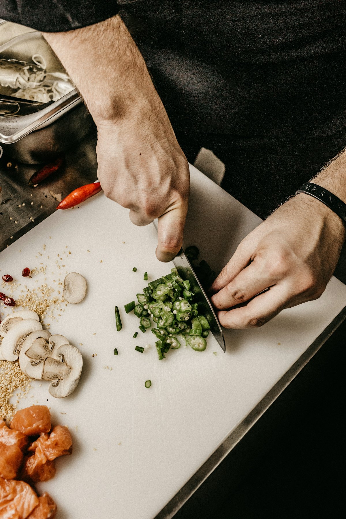 Un cuisinier coupe des légumes sur une planche