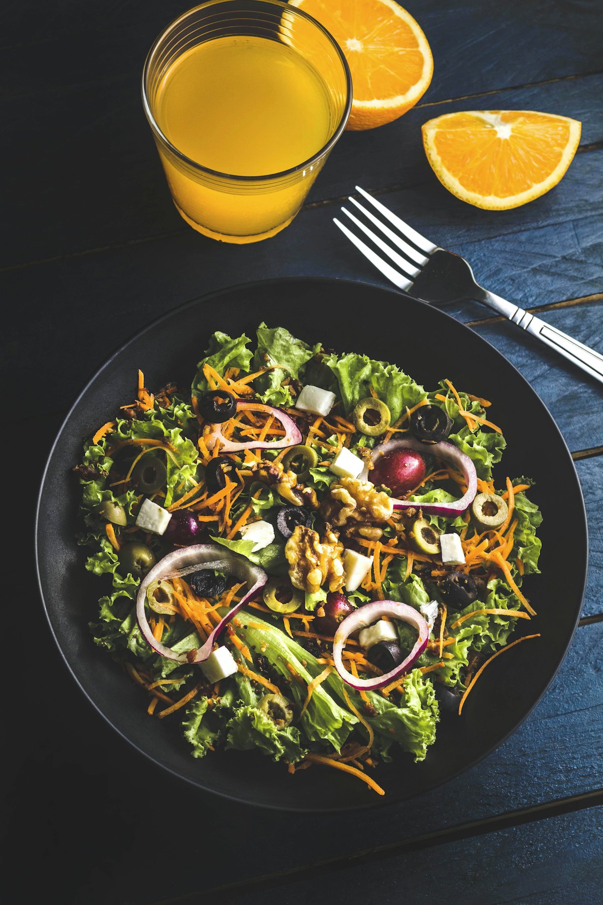 Salade composée aux olives et jus d'orange