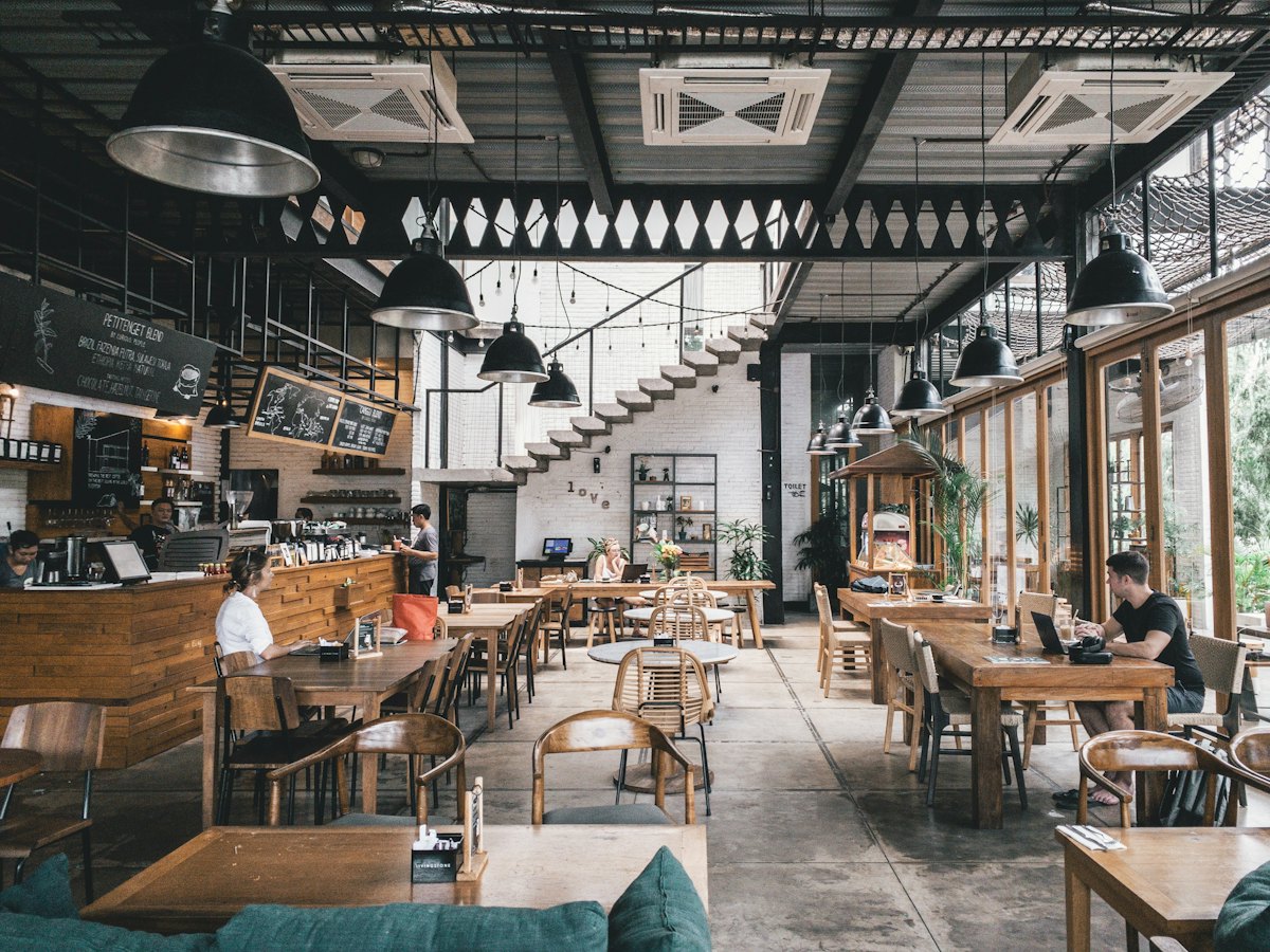 Salle de restaurant lumineuse avec tables en bois