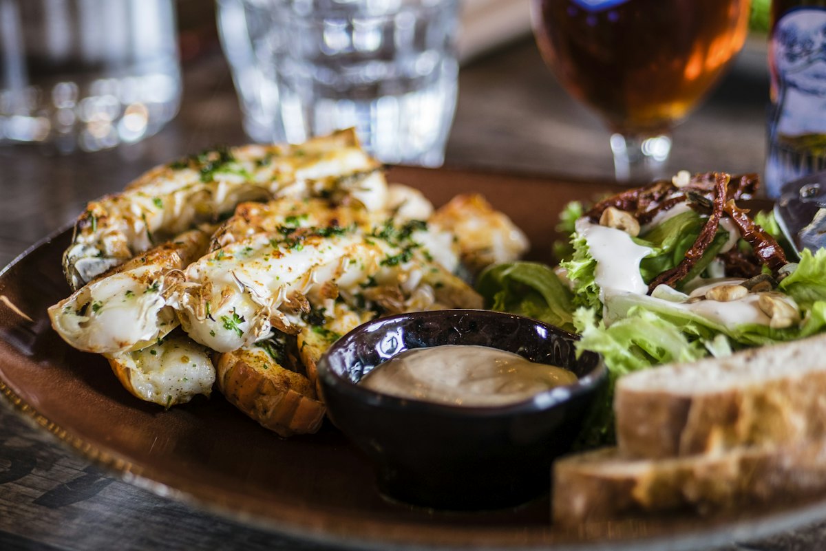 Supions grillés à la persillade avec salade et pain