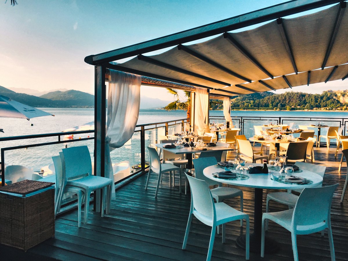 Terrasse couverte face à la mer au coucher du soleil